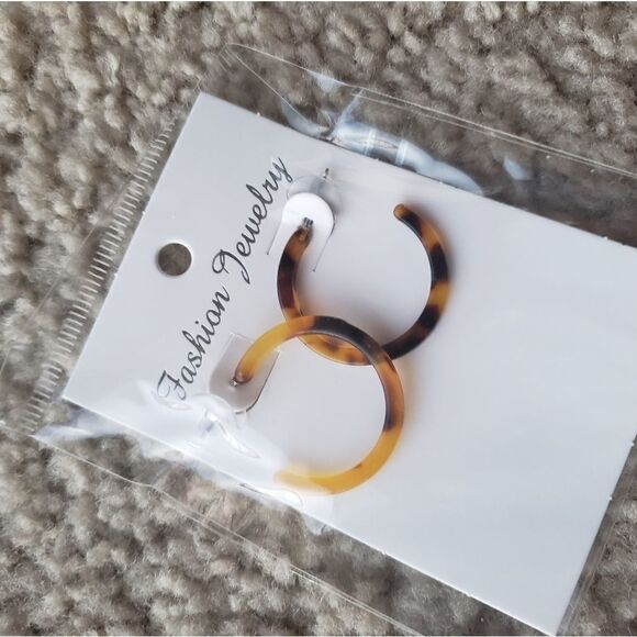 Tortoise Shell Tiger Hoop Resin Earings Small NWT - Picture 3 of 4